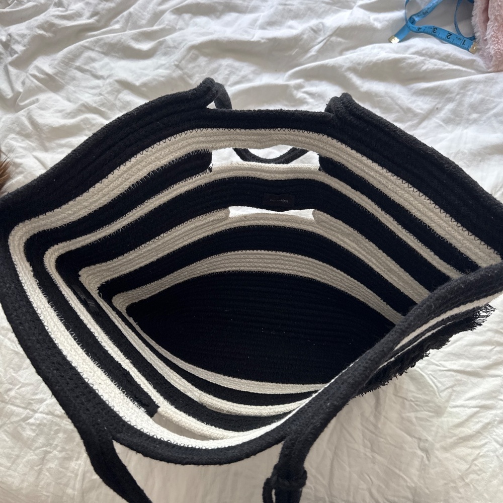 Stella‎ & Dot black and white boho striped beach shoulder bag with tassel. - Picture 5 of 5